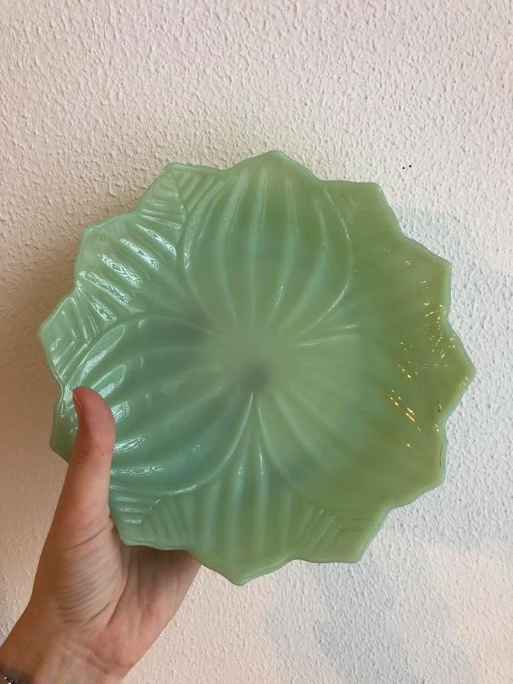 Pastel ‘bloemblad’ bord, Antiek en Kunst, Antiek | Servies los, Ophalen of Verzenden