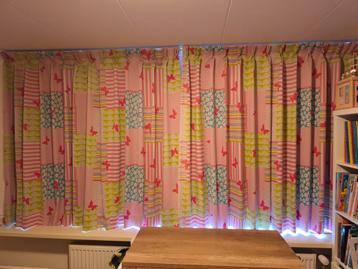 Gordijn meisjeskamer 3,10 breed x 1,55 hoog. beschikbaar voor biedingen