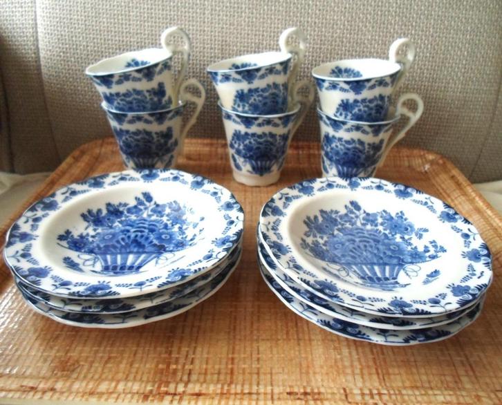 6 porseleinen mokkakopjes en schotels. +/- 50 jaar oud., Antiek en Kunst, Antiek | Servies los, Ophalen of Verzenden