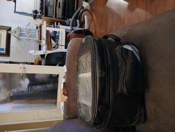 Tanktas met magneetbevestiging en route-rol beschikbaar voor biedingen