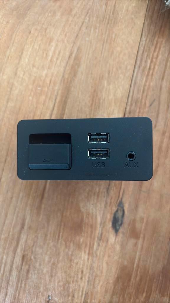 Originele Mazda USB en AUX hub D09H-669U0, Auto diversen, Autoradio's, Zo goed als nieuw, Ophalen of Verzenden