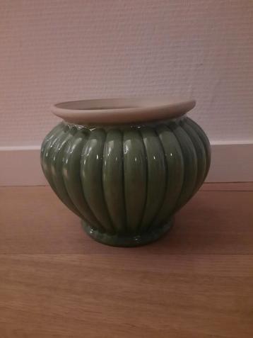 Vintage bloempot met grote ribbel. beschikbaar voor biedingen