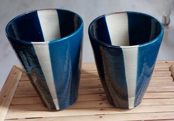 *2 Handgemaakte aardewerk drink bekers of vaasjes beschikbaar voor biedingen