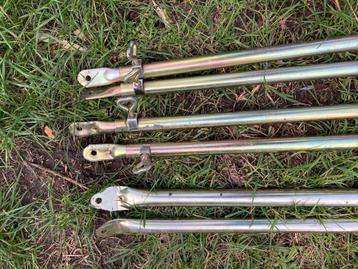 Stalen stokken en een grote haring beschikbaar voor biedingen