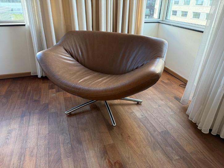 Design draaifauteuil Label Vandenberg Gigi - echt leer, Huis en Inrichting, Fauteuils, Zo goed als nieuw, Leer, 100 tot 125 cm