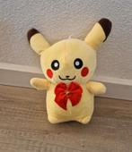 Pikachu knuffel pokemon plush strik rood nintendo, Hobby en Vrije tijd, Verzamelkaartspellen | Pokémon, Ophalen of Verzenden, Zo goed als nieuw