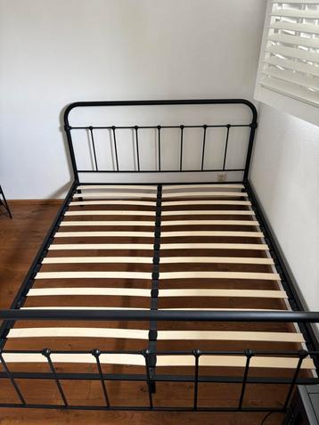 Bed zwart Leenbakker