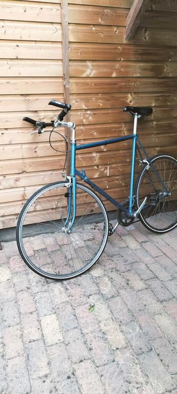 Blauwe racefiets - Klassieker beschikbaar voor biedingen
