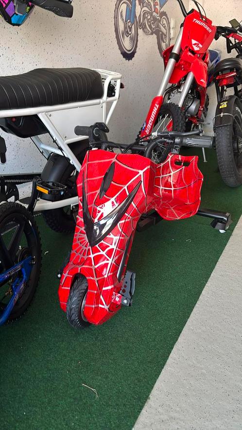Spiderman Drift Trike 250W Met Bluetooth NIEUW RIJKLAAR, Kinderen en Baby's, Speelgoed | Buiten | Accuvoertuigen, Nieuw, Ophalen of Verzenden