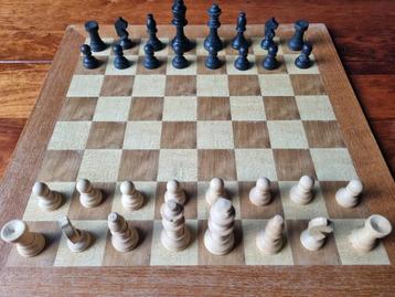 Vintage schaak- en damspel beschikbaar voor biedingen