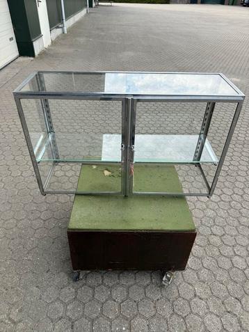 Vintage Vitrinekast Metaal/Glas beschikbaar voor biedingen