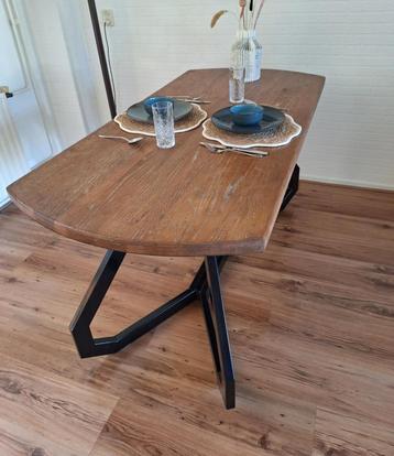 Eettafel metaal eikenhout uniek onderstel handgemaakt beschikbaar voor biedingen