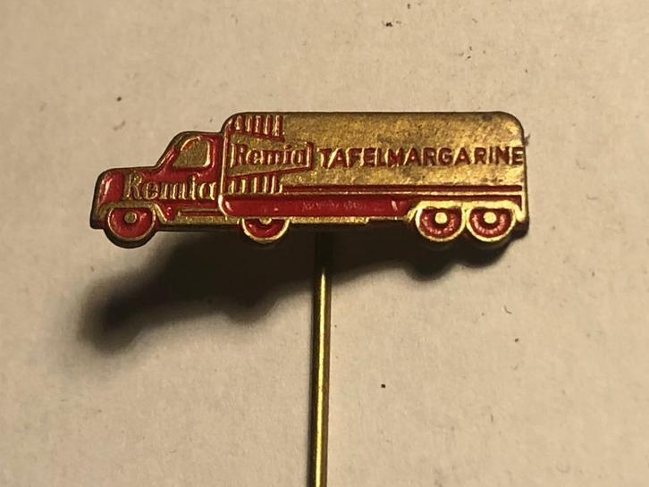 Metalen REMIA VRACHTWAGEN Speld (Rood/Messingkleur)., Verzamelen, Speldjes, Pins en Buttons, Zo goed als nieuw, Speldje of Pin