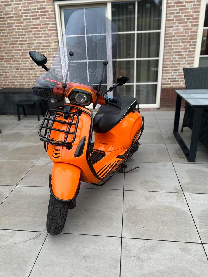 Vespa sprint 2017 full option, Fietsen en Brommers, Scooters | Vespa, Zo goed als nieuw, Vespa S, Benzine, Ophalen