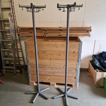 2 x metalen kapstok beschikbaar voor biedingen