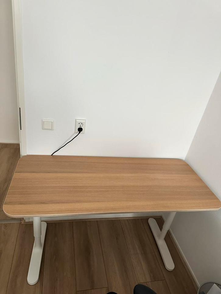 IKEA Bekant Bureau/Tafel - In hoogte verstelbaar 140 x 60 cm, Huis en Inrichting, Bureaus, Gebruikt, Bureau, In hoogte verstelbaar