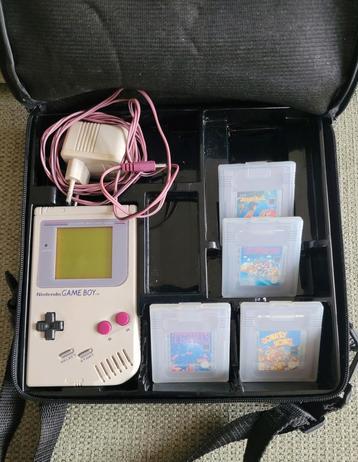 Vintage Nintendo Gameboy / met 4 spellen en opbergtas beschikbaar voor biedingen