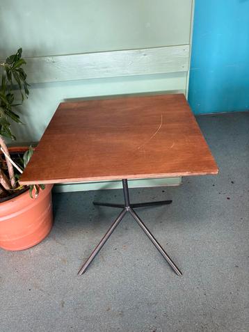 Hout tafel 70x70 beschikbaar voor biedingen