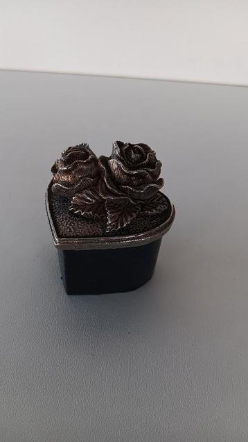 Ringdoosje in hartvorm.
 beschikbaar voor biedingen
