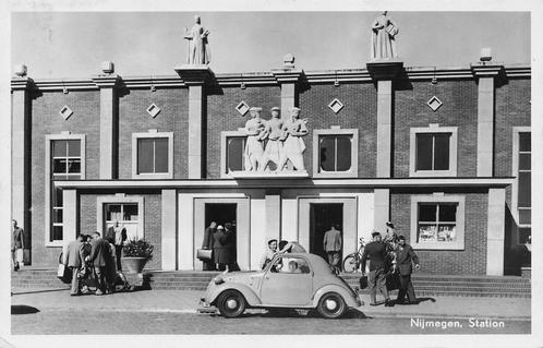 U802 Nijmegen Station - Auto klassieker Fiat 500 Topolino  -, Verzamelen, Ansichtkaarten | Nederland, Gelopen, Gelderland, Ophalen of Verzenden