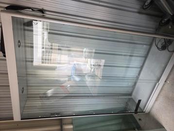 Aluminium vitrinekast met verlichting beschikbaar voor biedingen