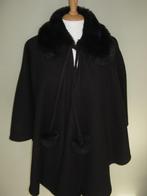 Zwarte cape met bontkraagje ., Kleding | Dames, Jassen | Winter, Ophalen of Verzenden, Zo goed als nieuw, Maat 42/44 (L), Zwart