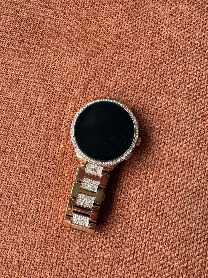 Michael Kors Smartwatch + Oplader, Sieraden, Tassen en Uiterlijk, Smartwatches, Gebruikt, Android, Zilver, Hartslag, Waterdicht