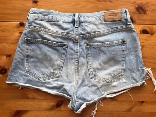 Pull & Bear lichtblauwe denim shorts egf short knoopsluiting, Kleding | Dames, Spijkerbroeken en Jeans, Zo goed als nieuw, W30 - W32 (confectie 38/40)