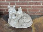 Betonnen tuinbeeld poes met jonkies € 20,00, Tuin en Terras, Tuinbeelden, Ophalen, Beton, Dierenbeeld
