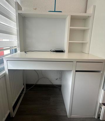 Bureau witet whiteboard beschikbaar voor biedingen