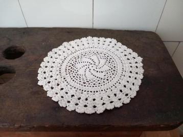 mooi gehaakt kleedje, Frans brocante, mooie mandala spiraal  beschikbaar voor biedingen