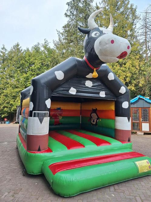 Te huur springkussen koetje! Leuk en opvallend springkussen, Hobby en Vrije tijd, Feestartikelen | Verhuur, Zo goed als nieuw