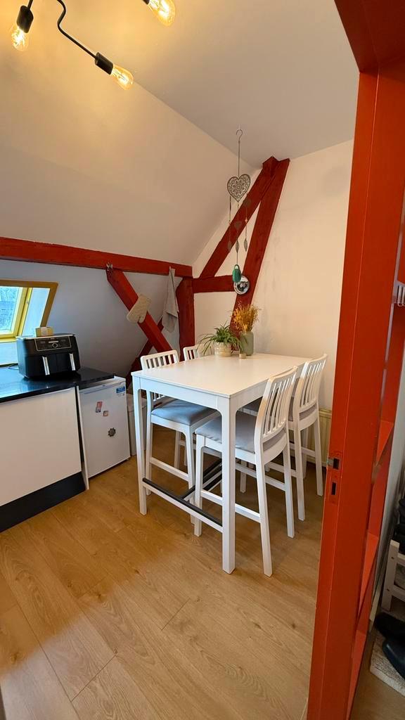 IKEA EKEDALEN Bartafel + 4 Barkrukken Wit – Complete Set, Huis en Inrichting, Tafels | Statafels, Zo goed als nieuw, Ophalen