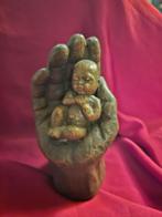 Beeldje van baby in hand, Geert Kunen. Handgemaakt., Antiek en Kunst, Kunst | Beelden en Houtsnijwerken, Ophalen of Verzenden