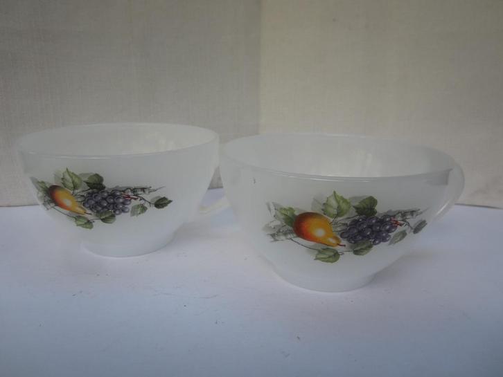 2 oude arcopal kopjes met fruit motief, Huis en Inrichting, Keuken | Servies, Zo goed als nieuw, Kop(pen) en/of Schotel(s), Overige stijlen