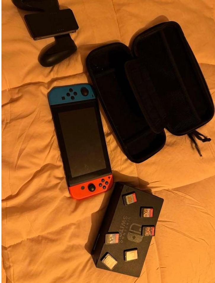 Nintendo switch + 6 games, Spelcomputers en Games, Spelcomputers | Nintendo Switch, Zo goed als nieuw, Switch 2019 Upgrade, Met 2 controllers