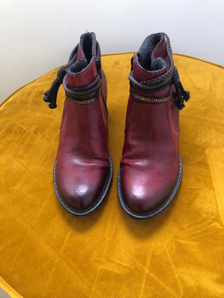 Te koop Rieker enkellaarsjes maat 39 rood, Ophalen of Verzenden, Zo goed als nieuw, Rood