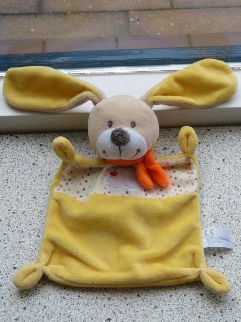 Knuffeldoek konijn merk Nicotoy geel velours + oranje sjaal-, Kinderen en Baby's, Speelgoed | Knuffels en Pluche, Zo goed als nieuw