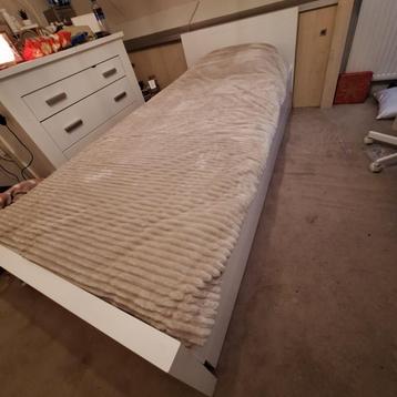 Mooi wit bed incl. lattenbodem en uitschuifbare bedlade beschikbaar voor biedingen