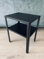 Zwart nachtkastje / bijzettafeltje Ikea KNARREVIK, Ophalen, Minder dan 45 cm, Metaal of Aluminium, Zo goed als nieuw