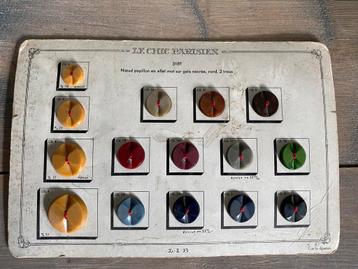 vintage Franse kaart met knopen van 'Le Chic Parisien'. beschikbaar voor biedingen