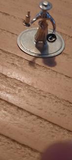 Antiek, 925 zilveren miniatuurtje. Vrouw met hoed., Ophalen of Verzenden, Zilver