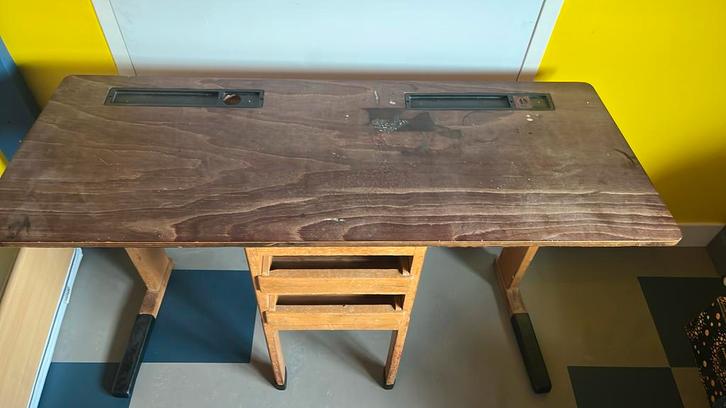 Oud schoolbankje kinder bureau vintage, Huis en Inrichting, Bureaus, Gebruikt, Bureau, Ophalen