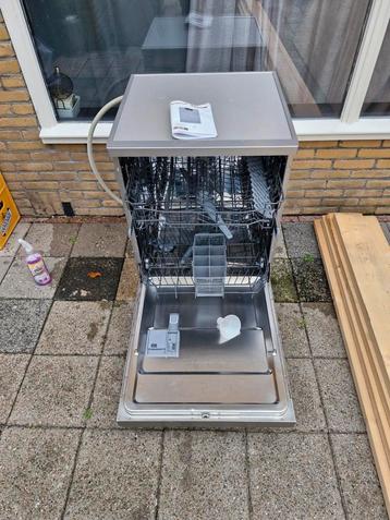 Mooie nette vaatwasser te koop, wegens verhuizing beschikbaar voor biedingen