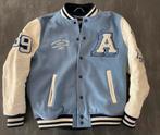 America Today Varsity college jacket lichtblauw/wit maat S, Kleding | Dames, Jassen | Zomer, Blauw, Ophalen of Verzenden, Maat 36 (S)