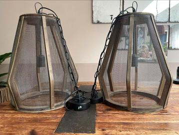 Twee landelijke hanglampen beschikbaar voor biedingen