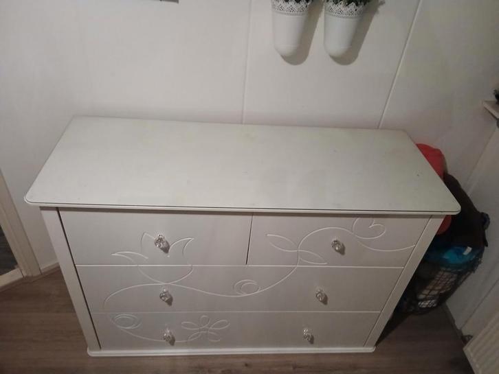 Witte commode met bloemmotief en glasplaat, Huis en Inrichting, Kasten | Ladekasten, Minder dan 100 cm, 50 tot 75 cm, 3 of 4 laden
