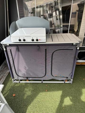 In goede staat Camping keuken kast / Camp gasstel en gasfles beschikbaar voor biedingen