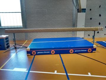Turn toestel balk met steunen. beschikbaar voor biedingen