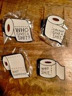 WC Rol Shit Happens funny pins pin comic logo, Verzamelen, Verzenden, Zo goed als nieuw